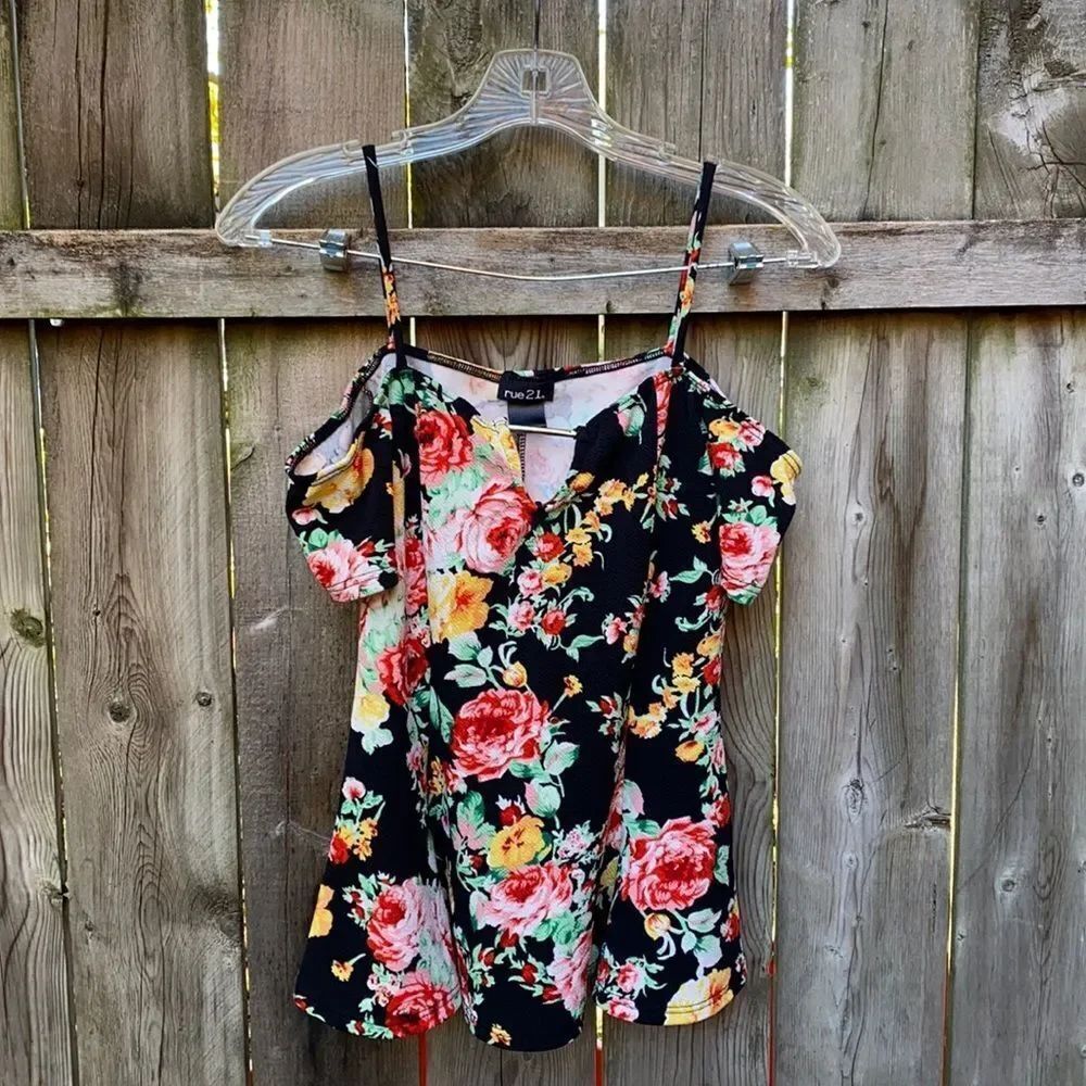 Rue 21 FloralโCold Shoulder Top sz. S